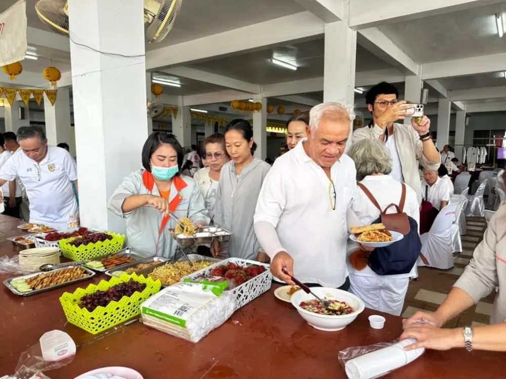 โรงพยาบาลมุกดาหารอินเตอร์เนชั่นแนล จำกัด (มหาชน) นำทีมเปิดโรงทาน อาหารเจเนื่องในเทศกาลกินเจ ปี 2567